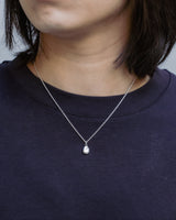 シンプルな装いに彩りとアクセントを与えてくれるネックレス。