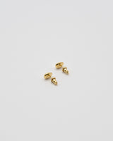 そら豆をモチーフにした"Bean"シリーズのピアス。
SILVER925(sterling silver)素材の上から、K18をコーティングした上質なアクセサリーです。

花が咲き終わったあと茎につくさやが、空に向かって斜め上に伸びることから名付けられたそら豆。
自分の理想や憧れを実現することを意味した"Bean"シリーズです。

自然由来の美しさをあえて、メタルアイテムで表現することでより日常になじみ、かつシルエットの美しさを感じる事の出来るアイテムです。
小粒で肌になじむシルエットやテクスチャーも魅力的。

合わせ服も選ばない、コーディネートもしやすいデザインのため幅広いシーンでお使いいただけます。



【素材】
SILVER925(sterling silver)&nbsp;coated with K18 GOLD