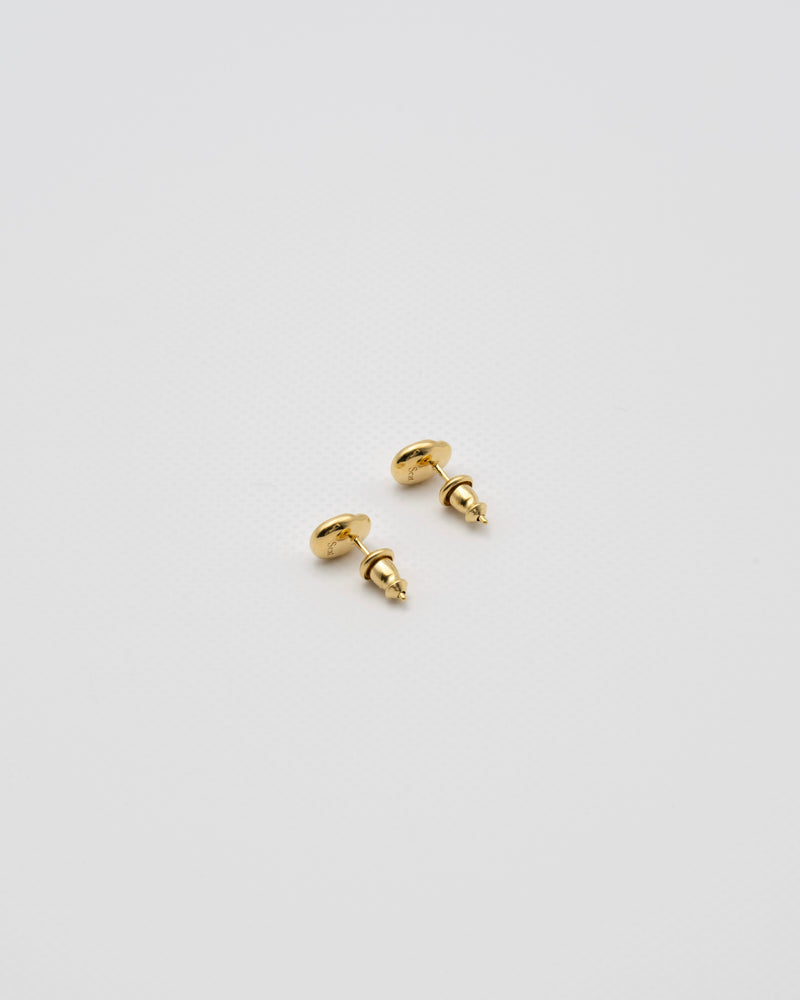 そら豆をモチーフにした"Bean"シリーズのピアス。
SILVER925(sterling silver)素材の上から、K18をコーティングした上質なアクセサリーです。

花が咲き終わったあと茎につくさやが、空に向かって斜め上に伸びることから名付けられたそら豆。
自分の理想や憧れを実現することを意味した"Bean"シリーズです。

自然由来の美しさをあえて、メタルアイテムで表現することでより日常になじみ、かつシルエットの美しさを感じる事の出来るアイテムです。
小粒で肌になじむシルエットやテクスチャーも魅力的。

合わせ服も選ばない、コーディネートもしやすいデザインのため幅広いシーンでお使いいただけます。



【素材】
SILVER925(sterling silver)&nbsp;coated with K18 GOLD