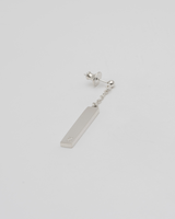 短冊のようなシルバープレートがシャープな印象を与えるピアス。

シンプルだからこそSILVER925(Sterling silver)製のプレートの上質さが際立ち、身につけるだけで普段のファッションを格上げしてくれます。

ゆらゆらと揺れ動くたびに艶めき、スタイリッシュさと高級感を併せ持つデザインです。

ジャンダーを問わずお使いいただるアイテムとなっておりますので
自分へのご褒美はもちろん。お揃いやプレゼントにもぴったりです。

※片耳販売です。



【素材】
SILVER925(sterling silver)