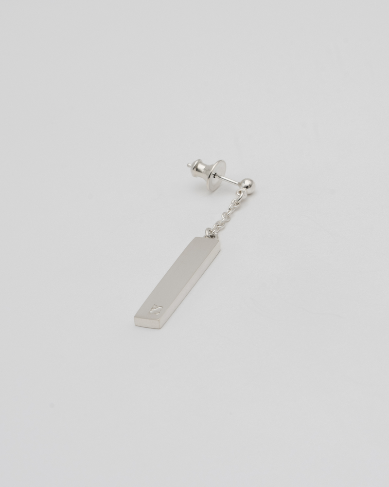 短冊のようなシルバープレートがシャープな印象を与えるピアス。

シンプルだからこそSILVER925(Sterling silver)製のプレートの上質さが際立ち、身につけるだけで普段のファッションを格上げしてくれます。

ゆらゆらと揺れ動くたびに艶めき、スタイリッシュさと高級感を併せ持つデザインです。

ジャンダーを問わずお使いいただるアイテムとなっておりますので
自分へのご褒美はもちろん。お揃いやプレゼントにもぴったりです。

※片耳販売です。



【素材】
SILVER925(sterling silver)