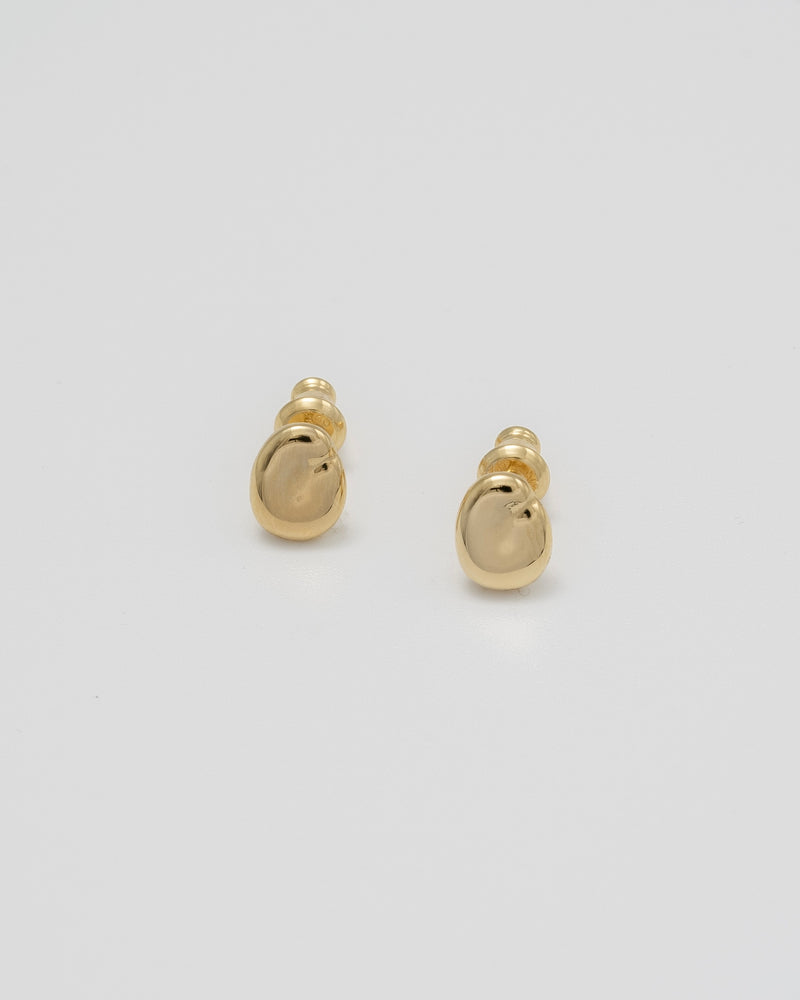 そら豆をモチーフにした"Bean"シリーズのピアス。
SILVER925(sterling silver)素材の上から、K18をコーティングした上質なアクセサリーです。

花が咲き終わったあと茎につくさやが、空に向かって斜め上に伸びることから名付けられたそら豆。
自分の理想や憧れを実現することを意味した"Bean"シリーズです。

自然由来の美しさをあえて、メタルアイテムで表現することでより日常になじみ、かつシルエットの美しさを感じる事の出来るアイテムです。
小粒で肌になじむシルエットやテクスチャーも魅力的。

合わせ服も選ばない、コーディネートもしやすいデザインのため幅広いシーンでお使いいただけます。



【素材】
SILVER925(sterling silver)&nbsp;coated with K18 GOLD