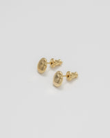 そら豆をモチーフにした"Bean"シリーズのピアス。
SILVER925(sterling silver)素材の上から、K18をコーティングした上質なアクセサリーです。

花が咲き終わったあと茎につくさやが、空に向かって斜め上に伸びることから名付けられたそら豆。
自分の理想や憧れを実現することを意味した"Bean"シリーズです。

自然由来の美しさをあえて、メタルアイテムで表現することでより日常になじみ、かつシルエットの美しさを感じる事の出来るアイテムです。
小粒で肌になじむシルエットやテクスチャーも魅力的。

合わせ服も選ばない、コーディネートもしやすいデザインのため幅広いシーンでお使いいただけます。



【素材】
SILVER925(sterling silver)&nbsp;coated with K18 GOLD