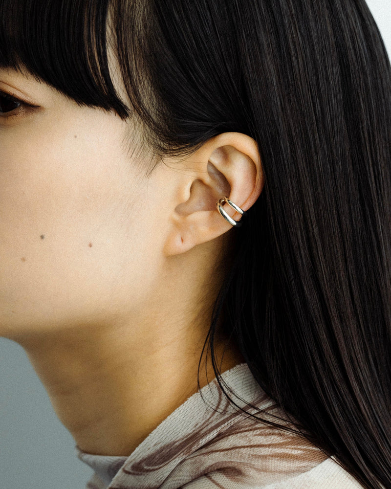 程よいボリューム感があり、耳周りを華やかに演出してくれるアイテムです。
シンプルなデザインで幅広いスタイリングにフィットします。

男女問わずつけやすい万能なイヤーカフで、プレゼントにもおすすめです。
